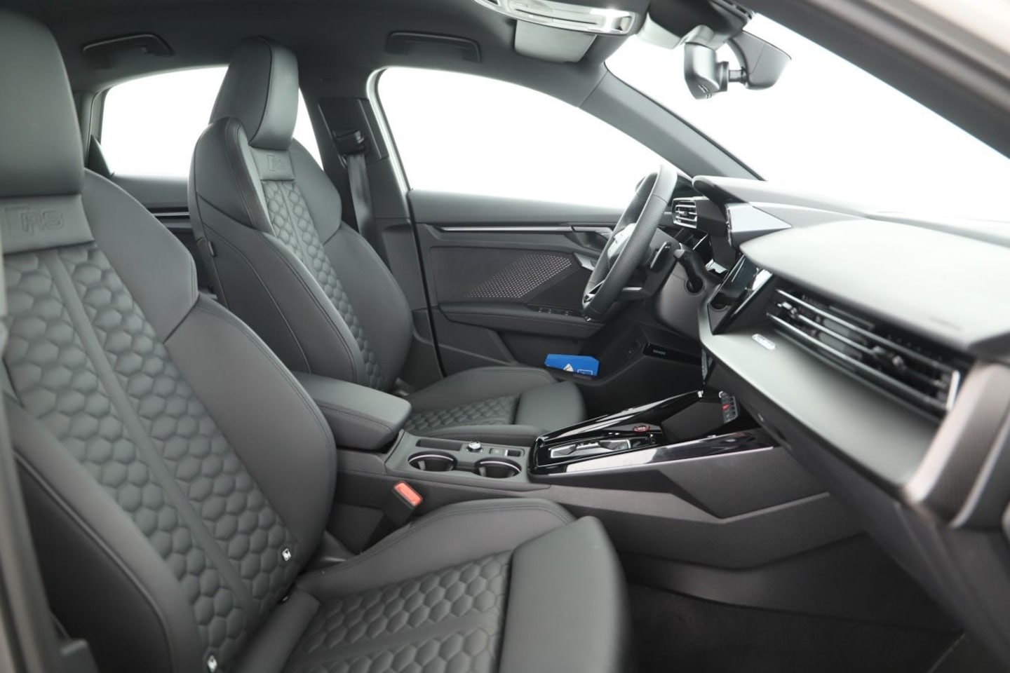Bild über Audi RS 3 Limousine TFSI quattro 294 kW S tronic - für weitere Informationen kontaktieren Sie den Audi Partner