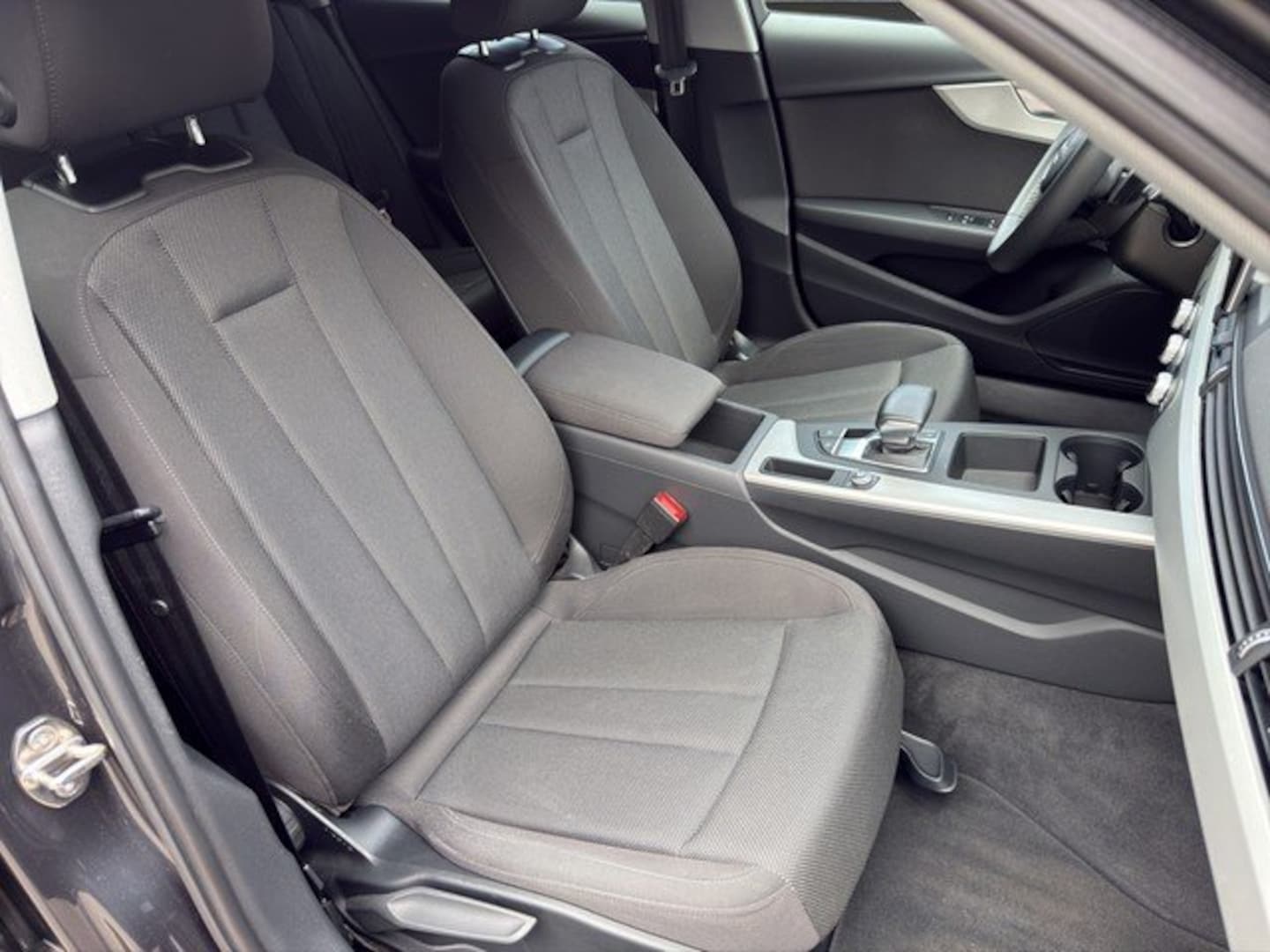 Bild über Audi A4 Avant 40 TFSI S tronic - für weitere Informationen kontaktieren Sie den Audi Partner