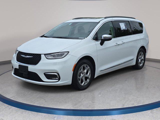 2023 Chrysler Pacifica Limited's photo