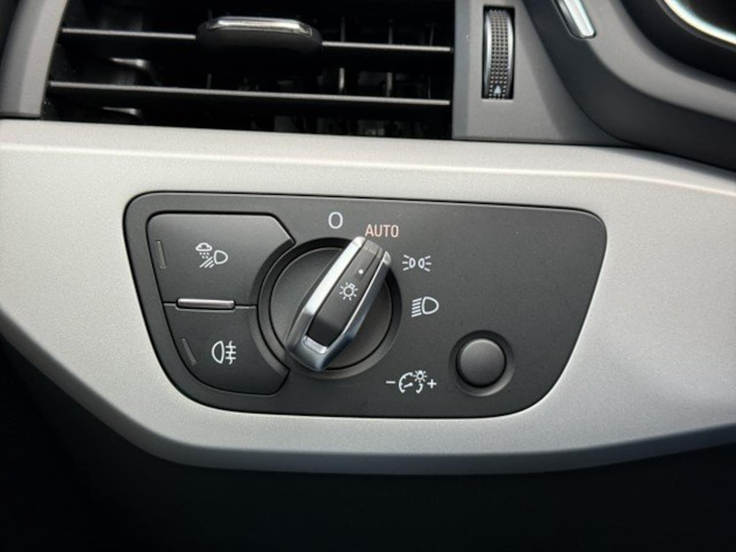 Bild über Audi A4 Avant 40 TFSI S tronic - für weitere Informationen kontaktieren Sie den Audi Partner