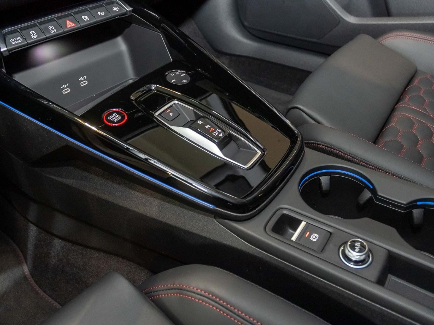 Bild über Audi RS 3 Limousine TFSI quattro 294 kW S tronic - für weitere Informationen kontaktieren Sie den Audi Partner