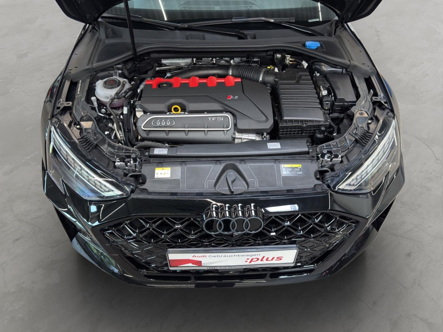 Bild über Audi RS 3 Limousine TFSI quattro S tronic - für weitere Informationen kontaktieren Sie den Audi Partner
