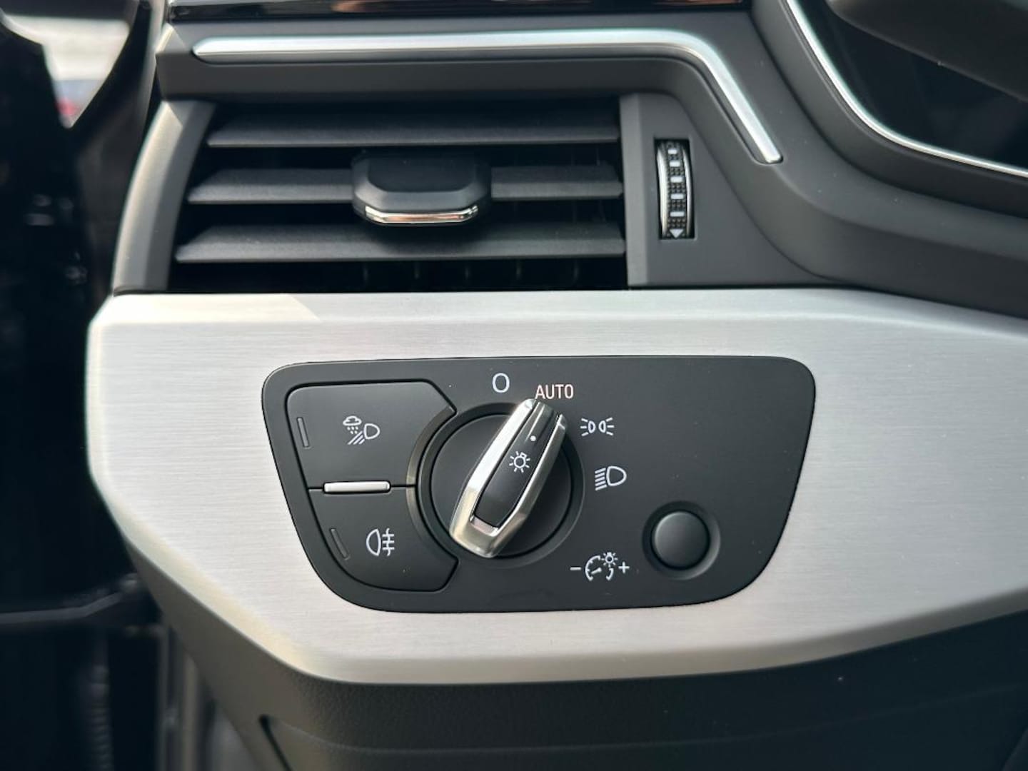 Bild über Audi A4 Avant S line 35 TDI S tronic - für weitere Informationen kontaktieren Sie den Audi Partner