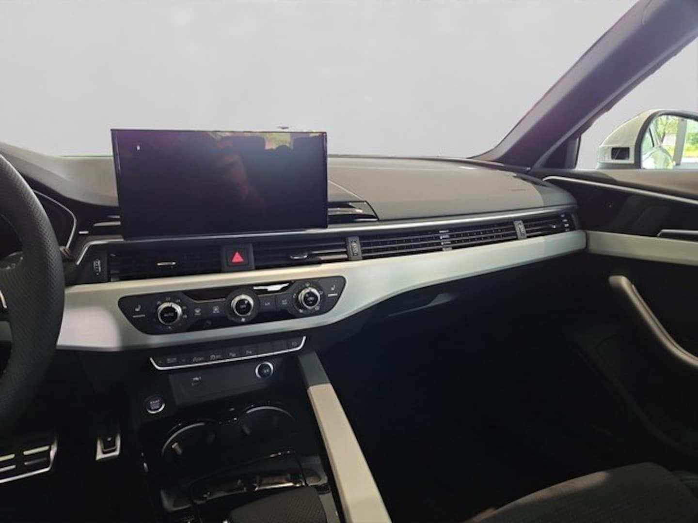 Bild über Audi A4 Avant S line 40 TFSI S tronic - für weitere Informationen kontaktieren Sie den Audi Partner