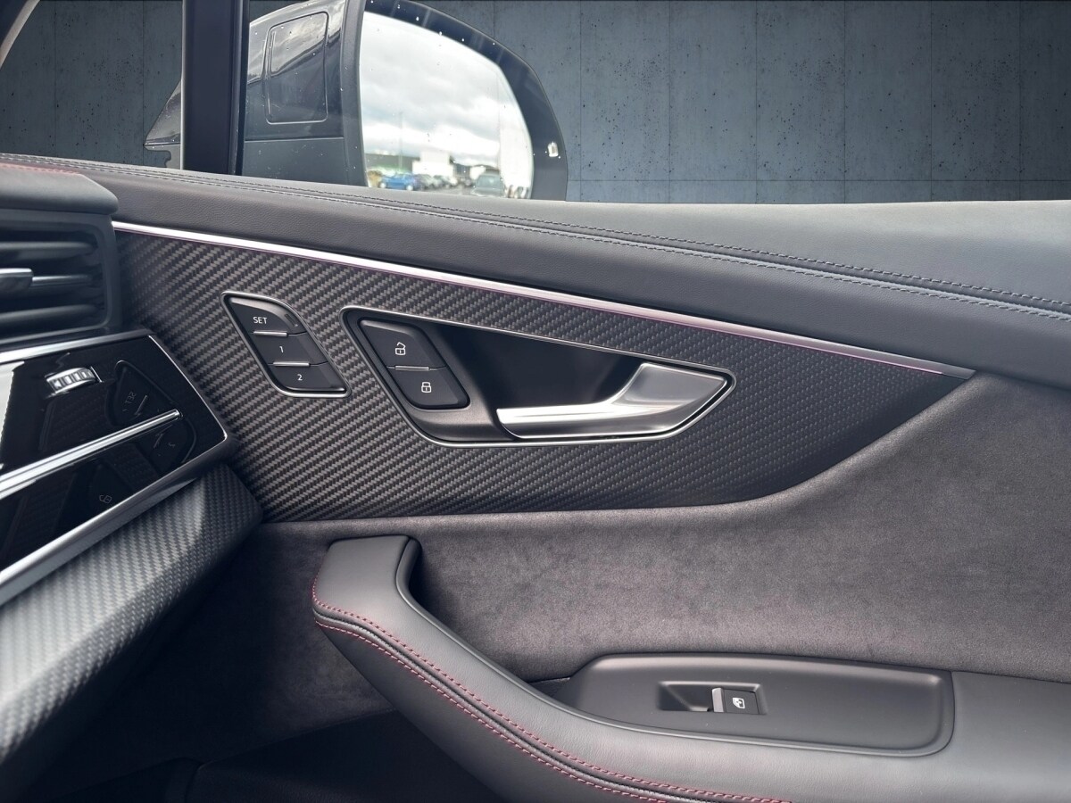 Image about Audi Q7 SUV TFSI e S line 60 TFSI e quattro tiptronic