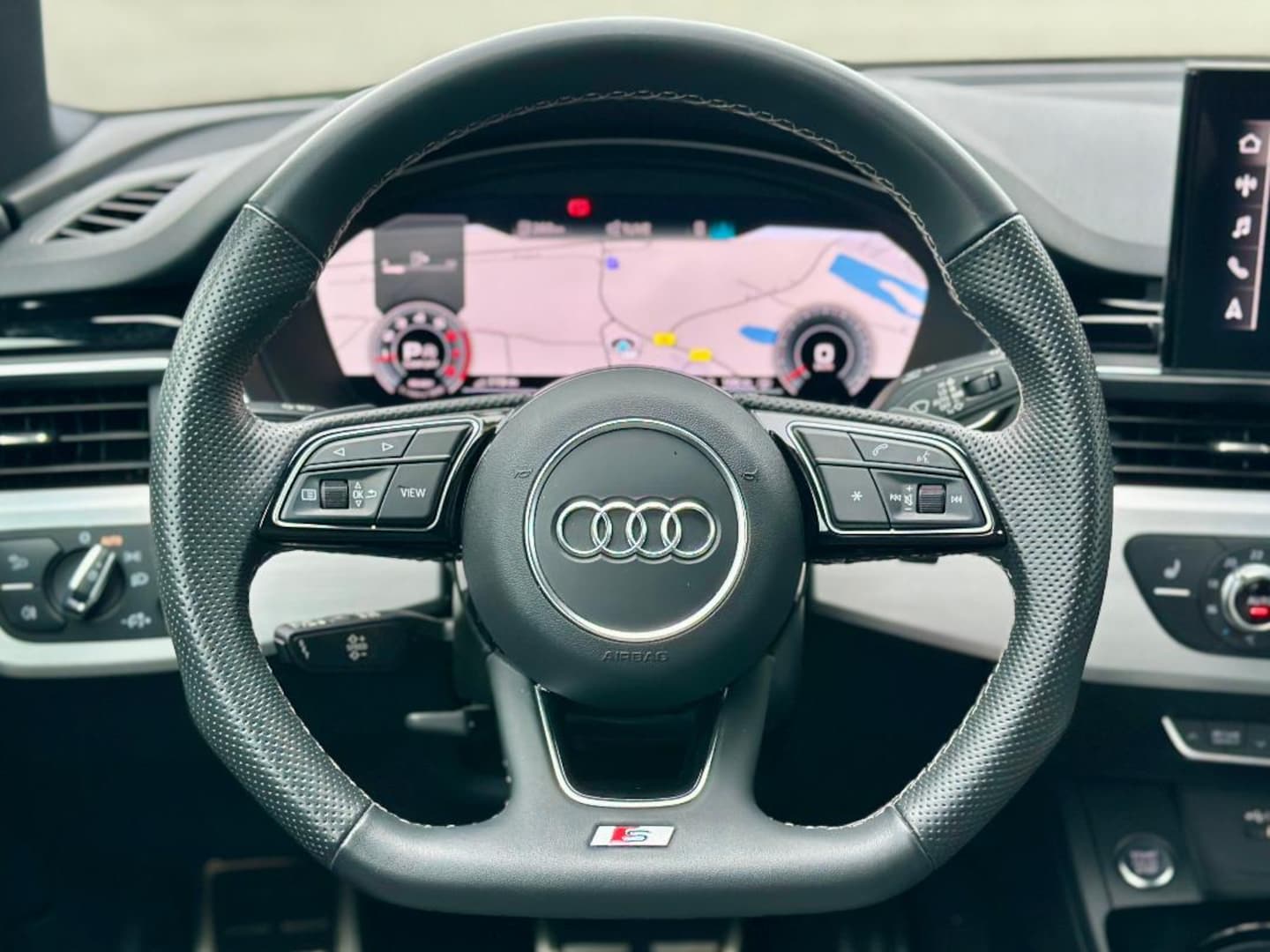 Bild über Audi A4 Avant S line 40 TFSI quattro S tronic - für weitere Informationen kontaktieren Sie den Audi Partner