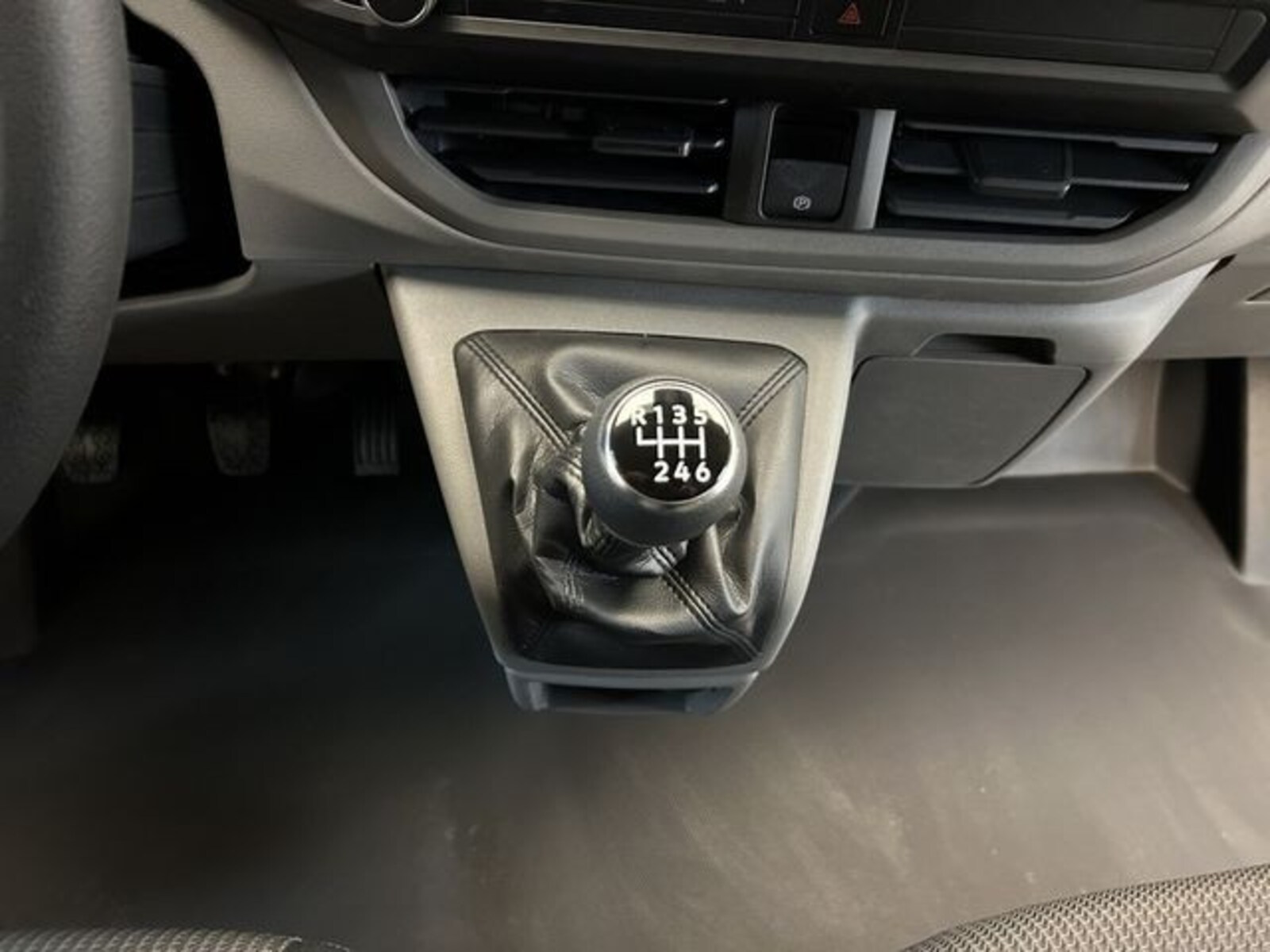 Volkswagen Transporter Kasten kurzer Radstand – Bild 12