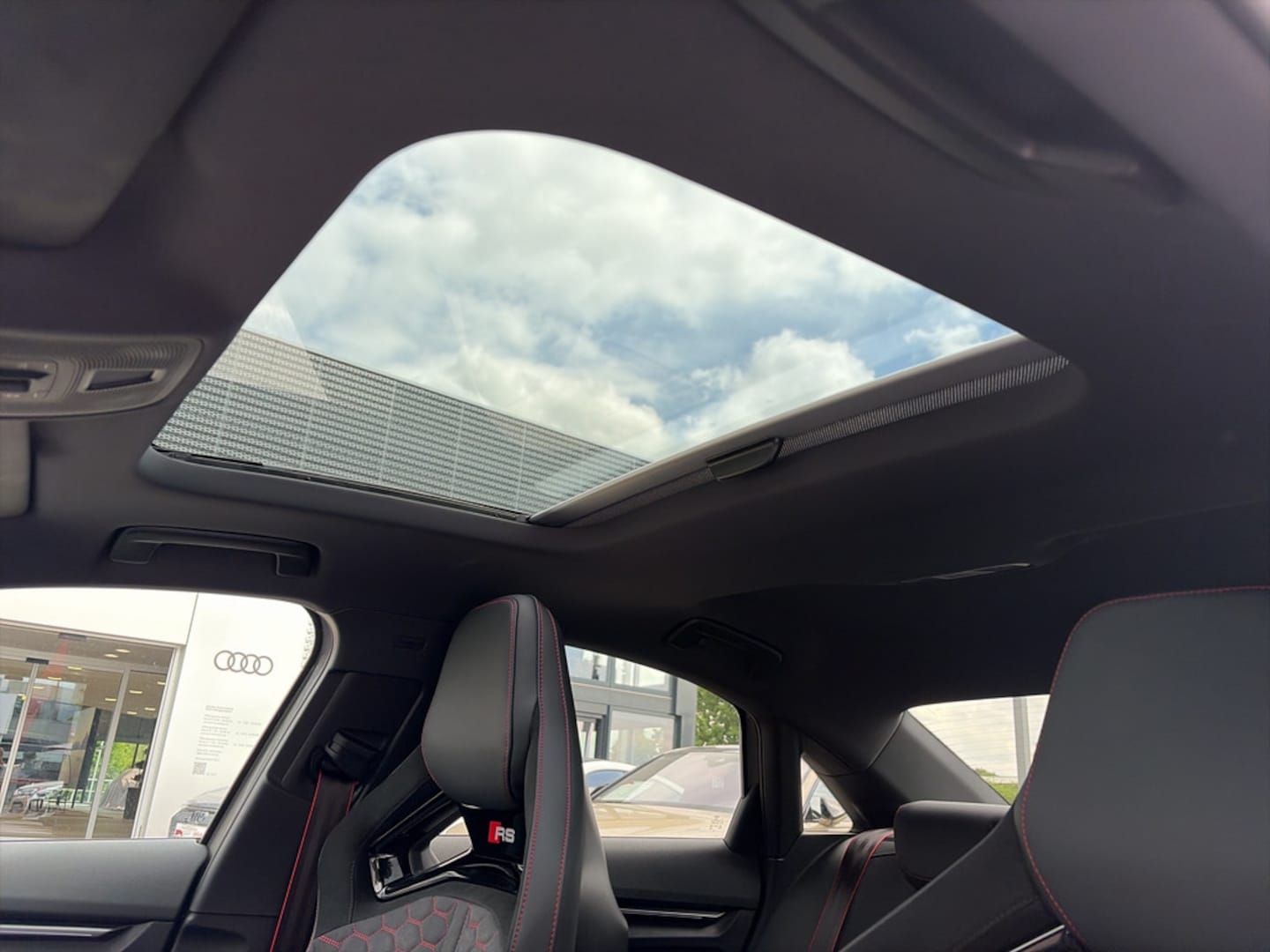 Bild über Audi RS 3 Limousine TFSI quattro 294 kW S tronic - für weitere Informationen kontaktieren Sie den Audi Partner
