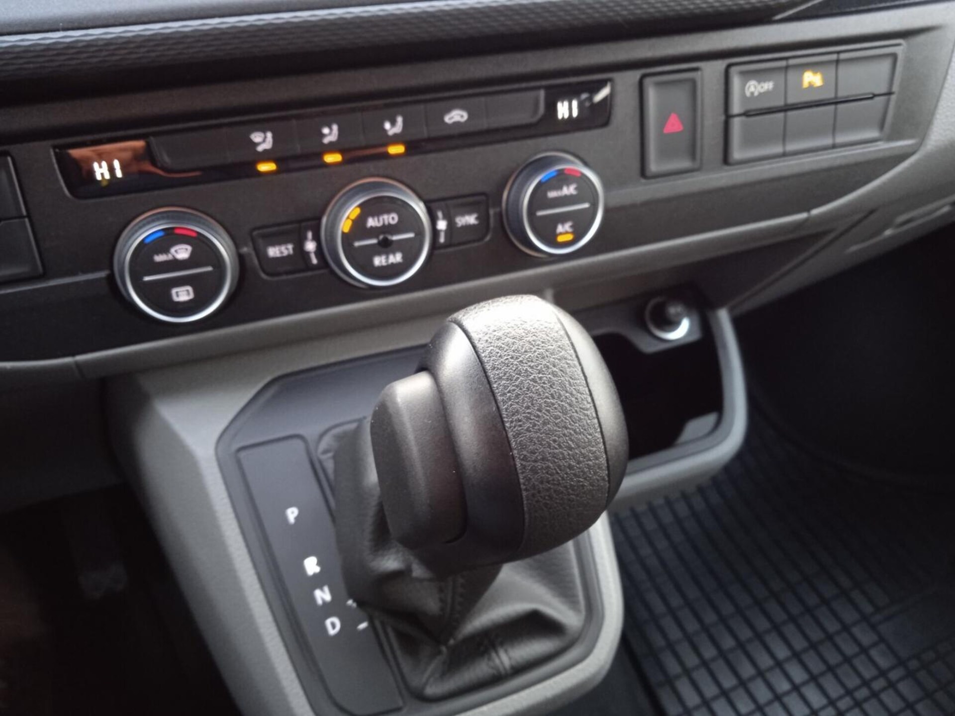 Volkswagen Caravelle 6.1 długi roztaw osi S