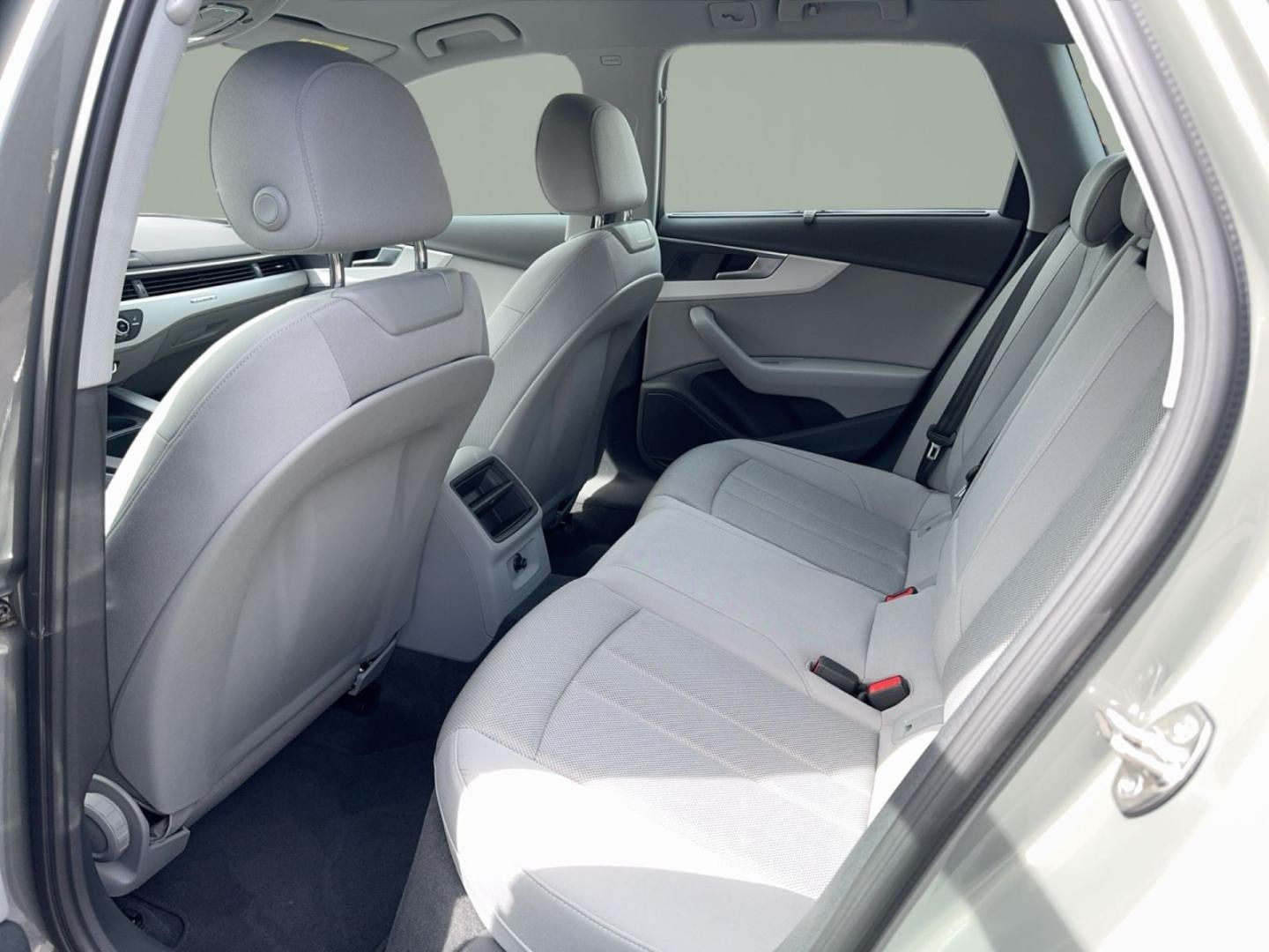 Bild über Audi A4 Avant S line 40 TFSI quattro S tronic - für weitere Informationen kontaktieren Sie den Audi Partner