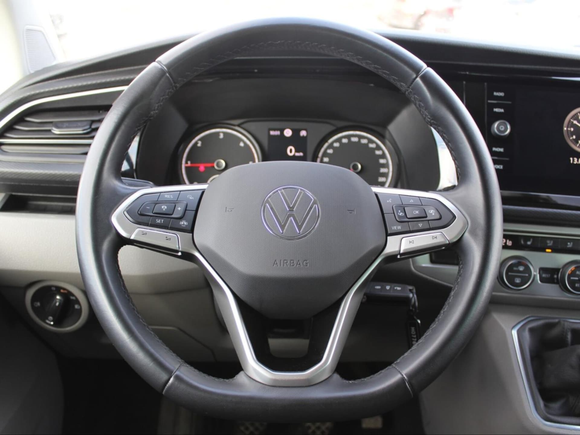Volkswagen Caravelle 6.1 długi roztaw osi SE