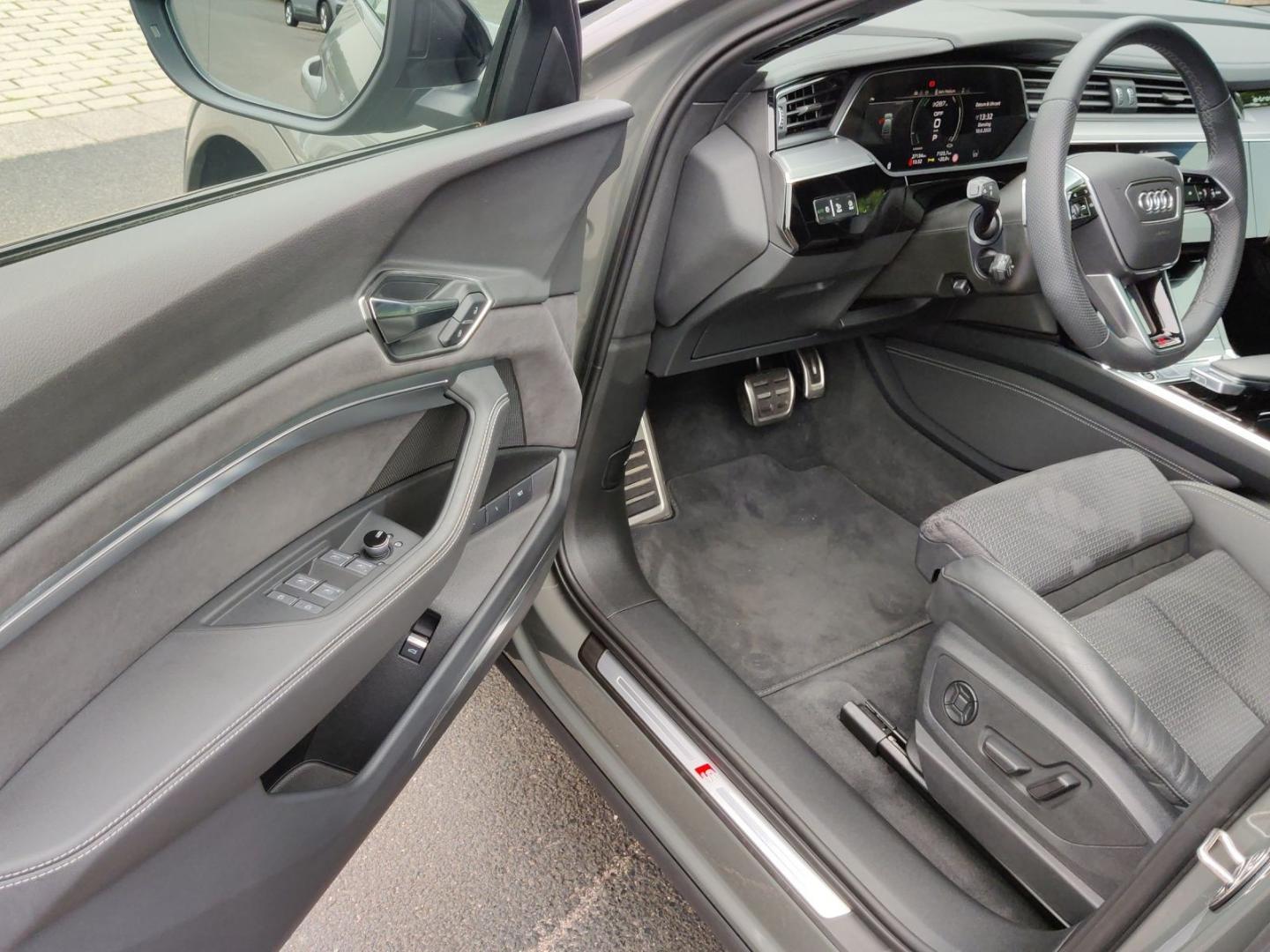 Image about Audi Q8 Sportback e-tron S line 55 e-tron quattro 300 kW