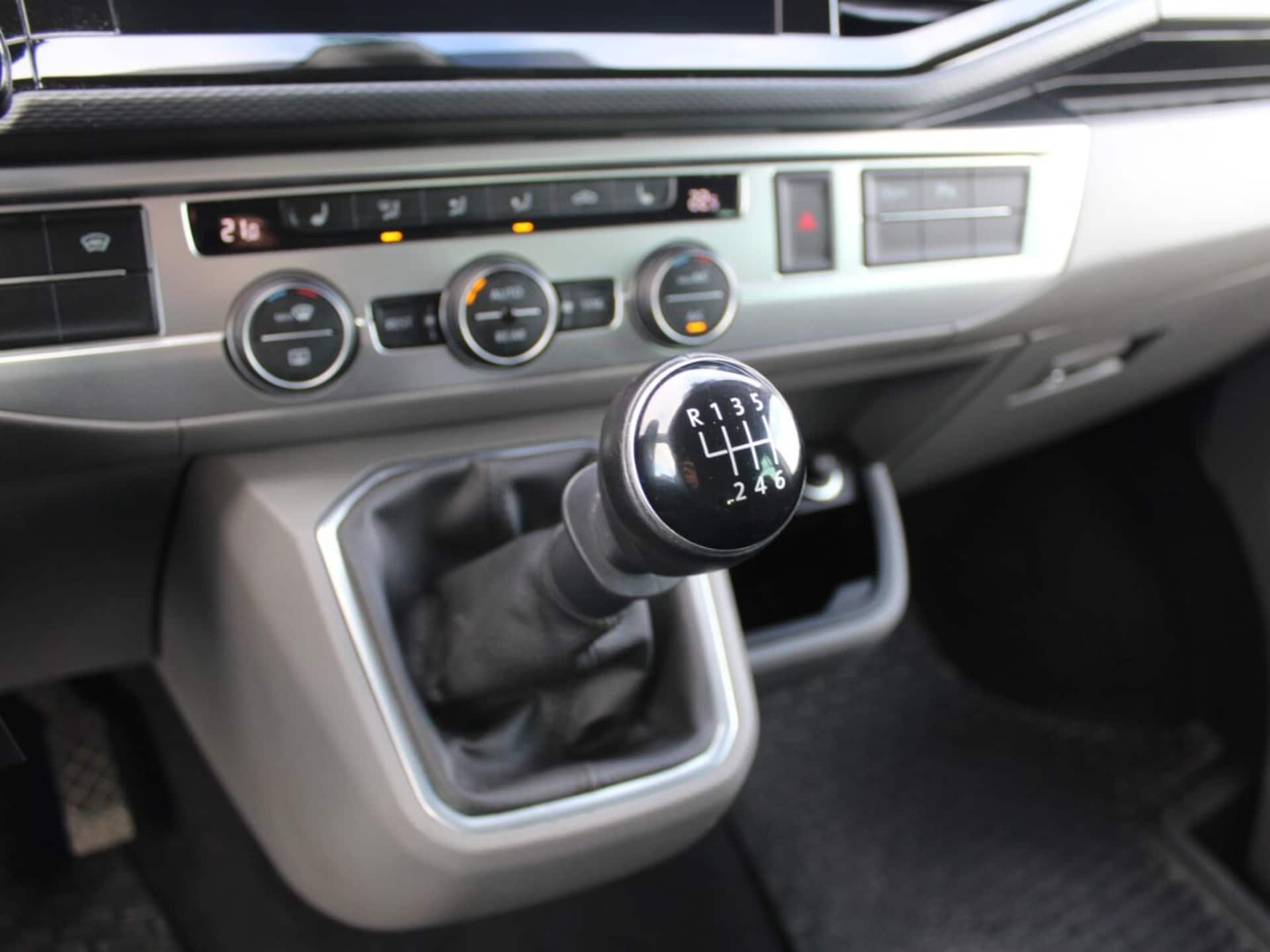 Volkswagen Caravelle 6.1 długi roztaw osi SE