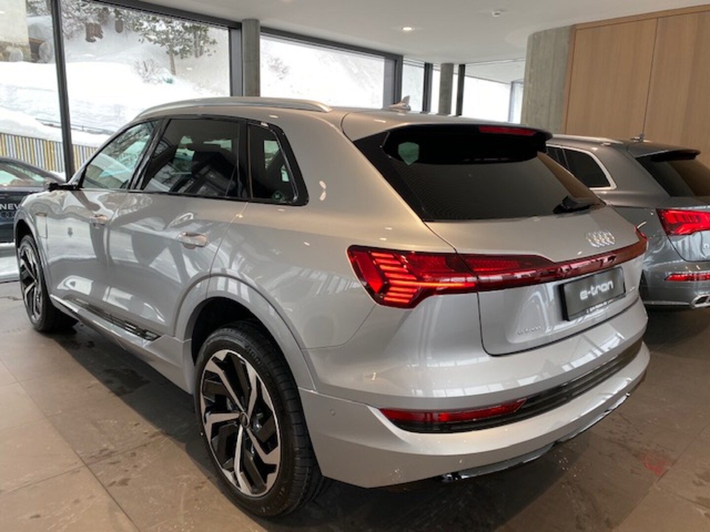Bild über Audi e-tron Black Edition advanced 55 quattro 300,00 kW - for more details contact your dealer