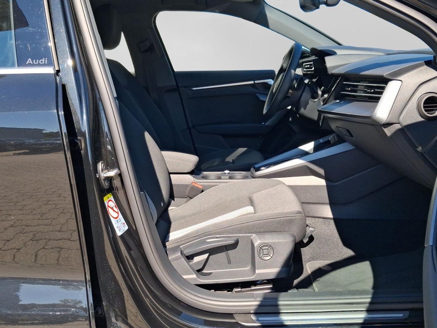 Bild über Audi A3 Limousine TDI S tronic - für weitere Informationen kontaktieren Sie den Audi Partner