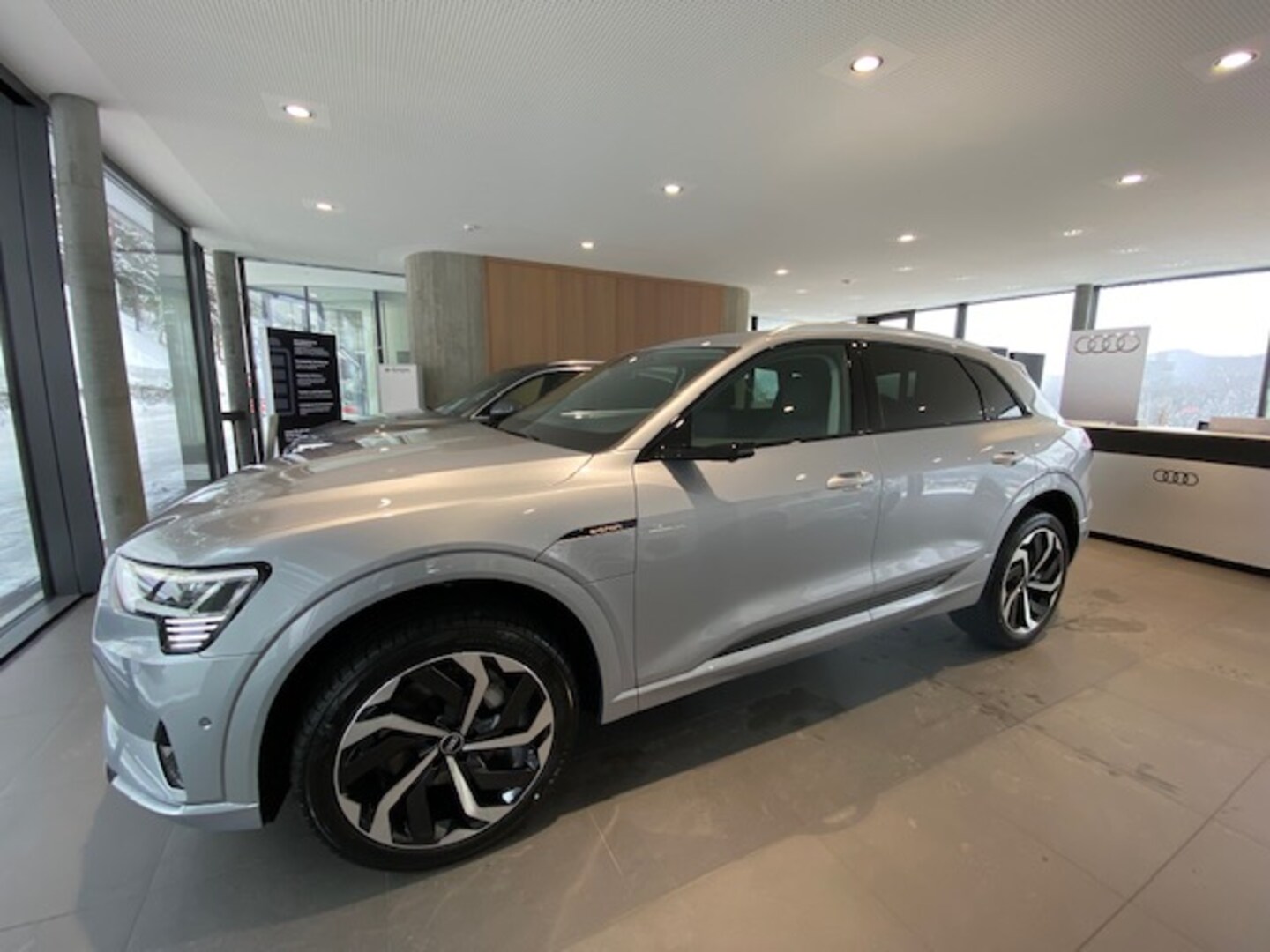 Bild über Audi e-tron Black Edition advanced 55 quattro 300,00 kW - for more details contact your dealer