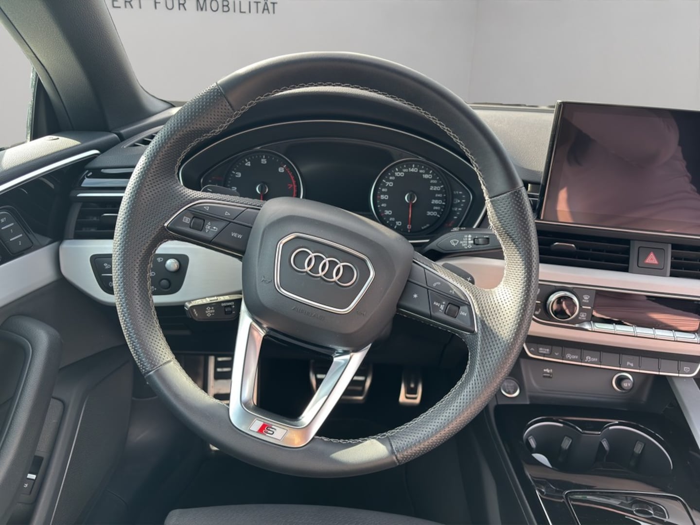 Bild über Audi A5 Cabriolet S line 40 TFSI quattro S tronic - für weitere Informationen kontaktieren Sie den Audi Partner