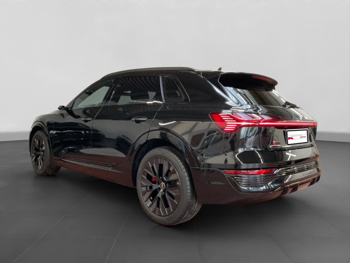 Bild über Audi Q8 e-tron S line 55 e-tron quattro - für weitere Informationen kontaktieren Sie den Audi Partner