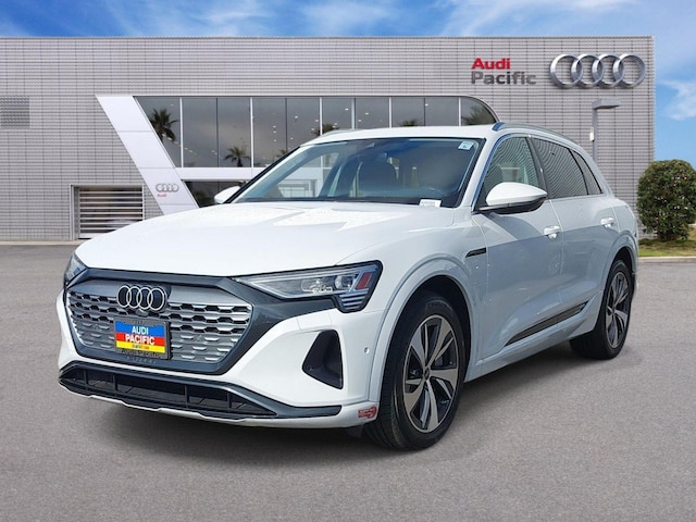 Photo of 2024 Audi Q8 e-tron 
