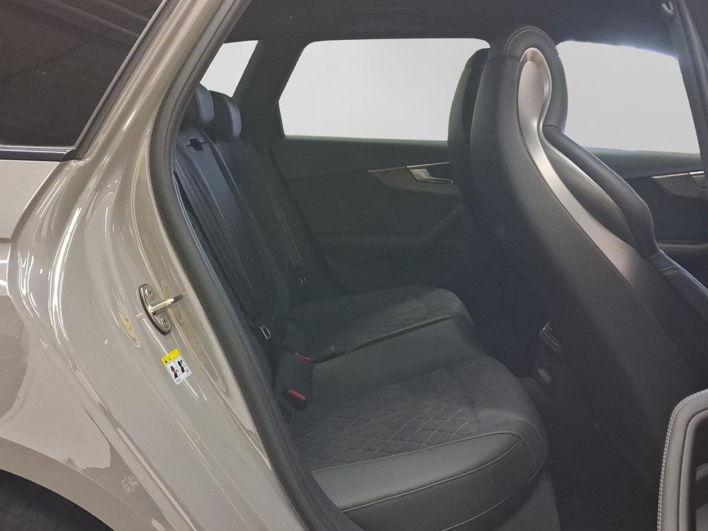 Bild über Audi RS 4 Avant TFSI quattro tiptronic - für weitere Informationen kontaktieren Sie den Audi Partner