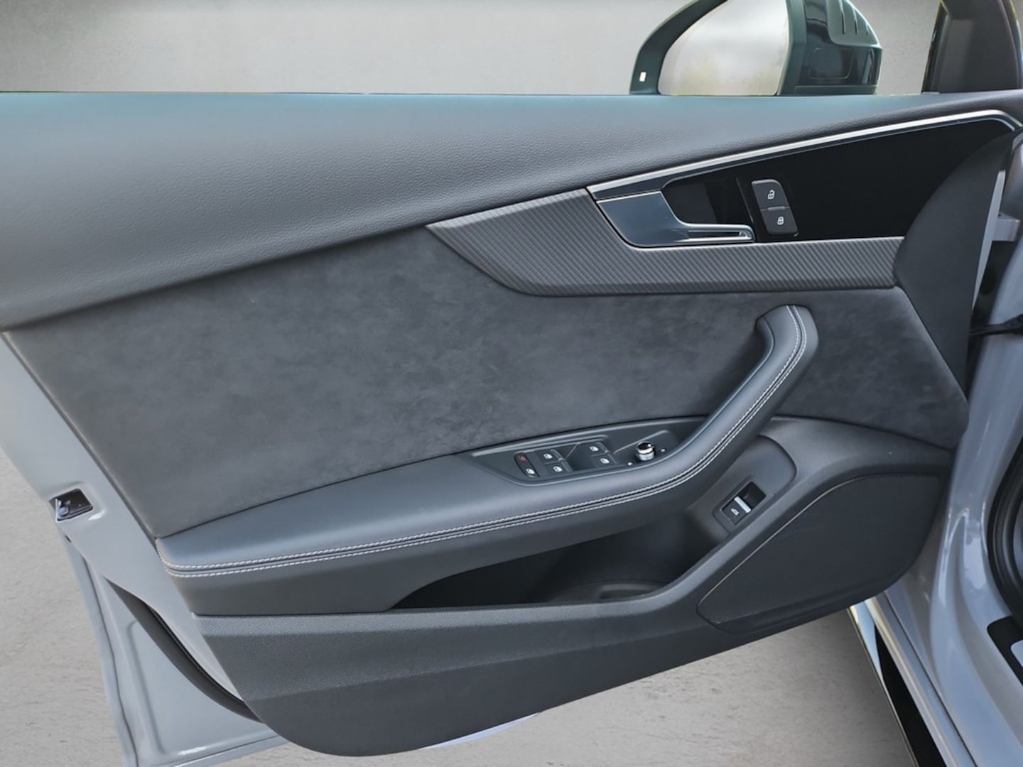 Bild über Audi RS 4 Avant TFSI quattro tiptronic - für weitere Informationen kontaktieren Sie den Audi Partner
