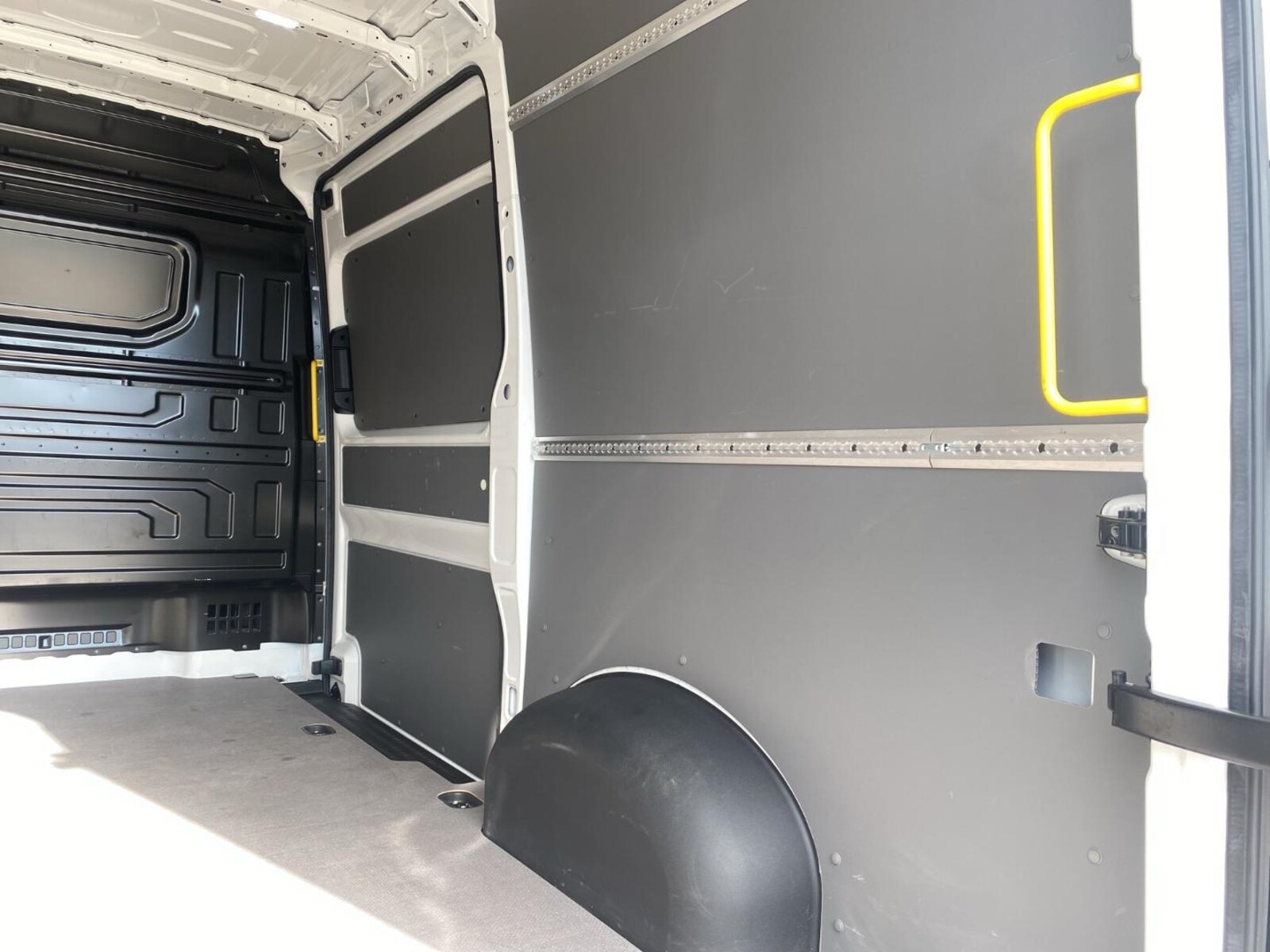 Volkswagen Crafter Kasten mittlerer Radstand – Bild 11