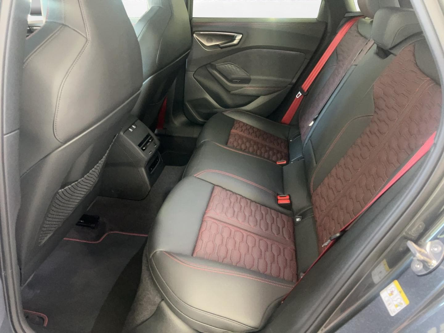 Bild über Audi RS 5 Limousine TFSI quattro 470 kW tiptronic - für weitere Informationen kontaktieren Sie den Audi Partner