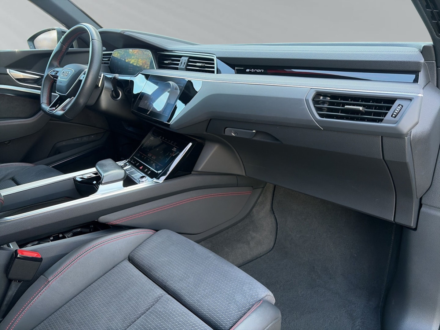 Bild über Audi Q8 e-tron S line 50 e-tron quattro - für weitere Informationen kontaktieren Sie den Audi Partner