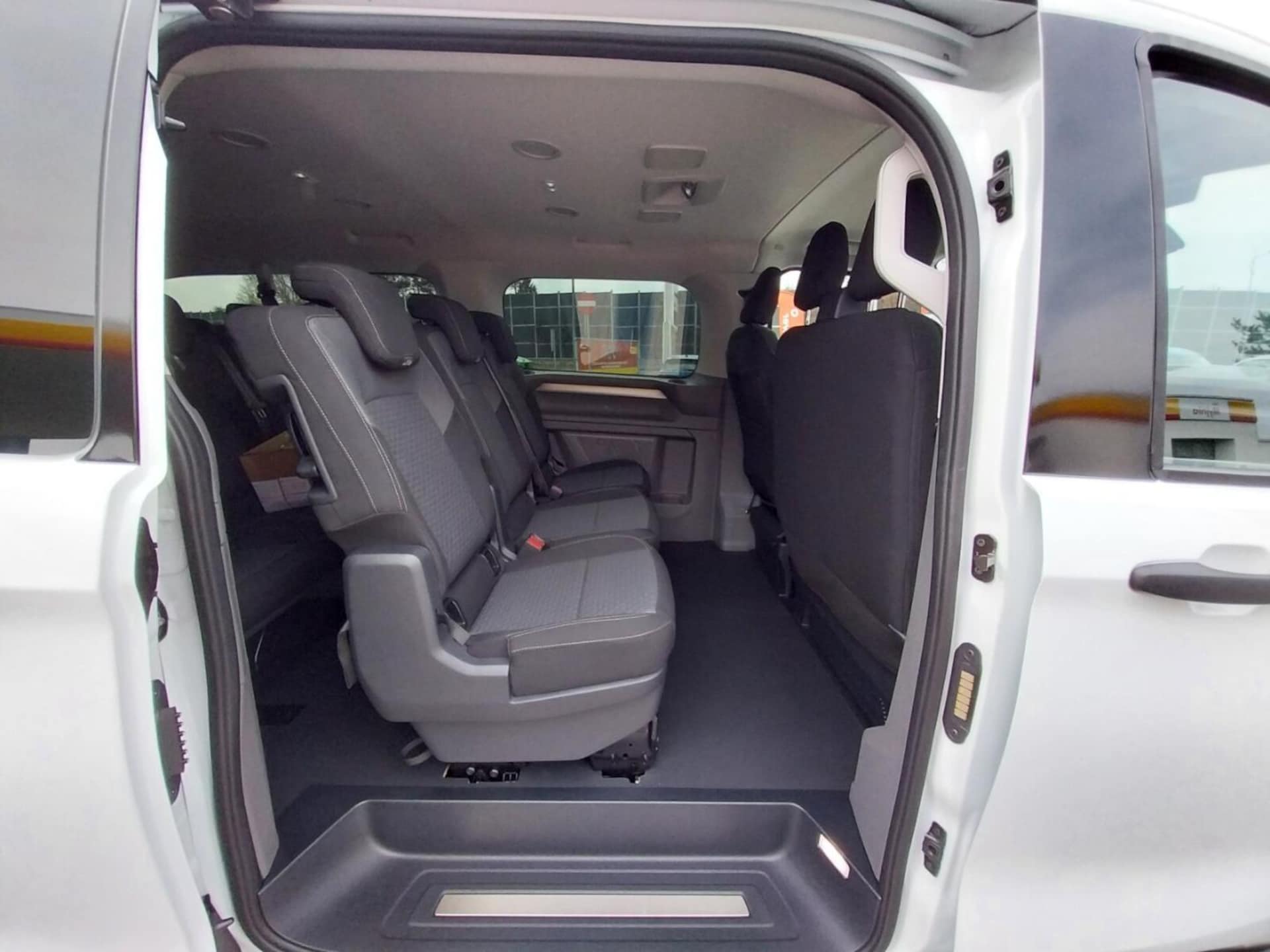 Volkswagen Caravelle długi roztaw osi Model bazowy