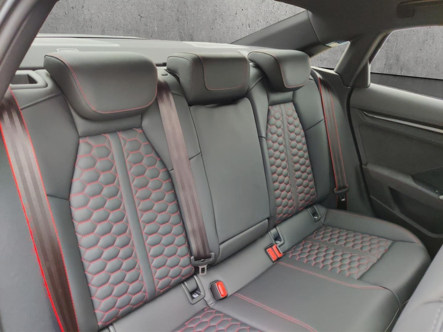 Bild über Audi RS 3 Limousine TFSI quattro S tronic - für weitere Informationen kontaktieren Sie den Audi Partner