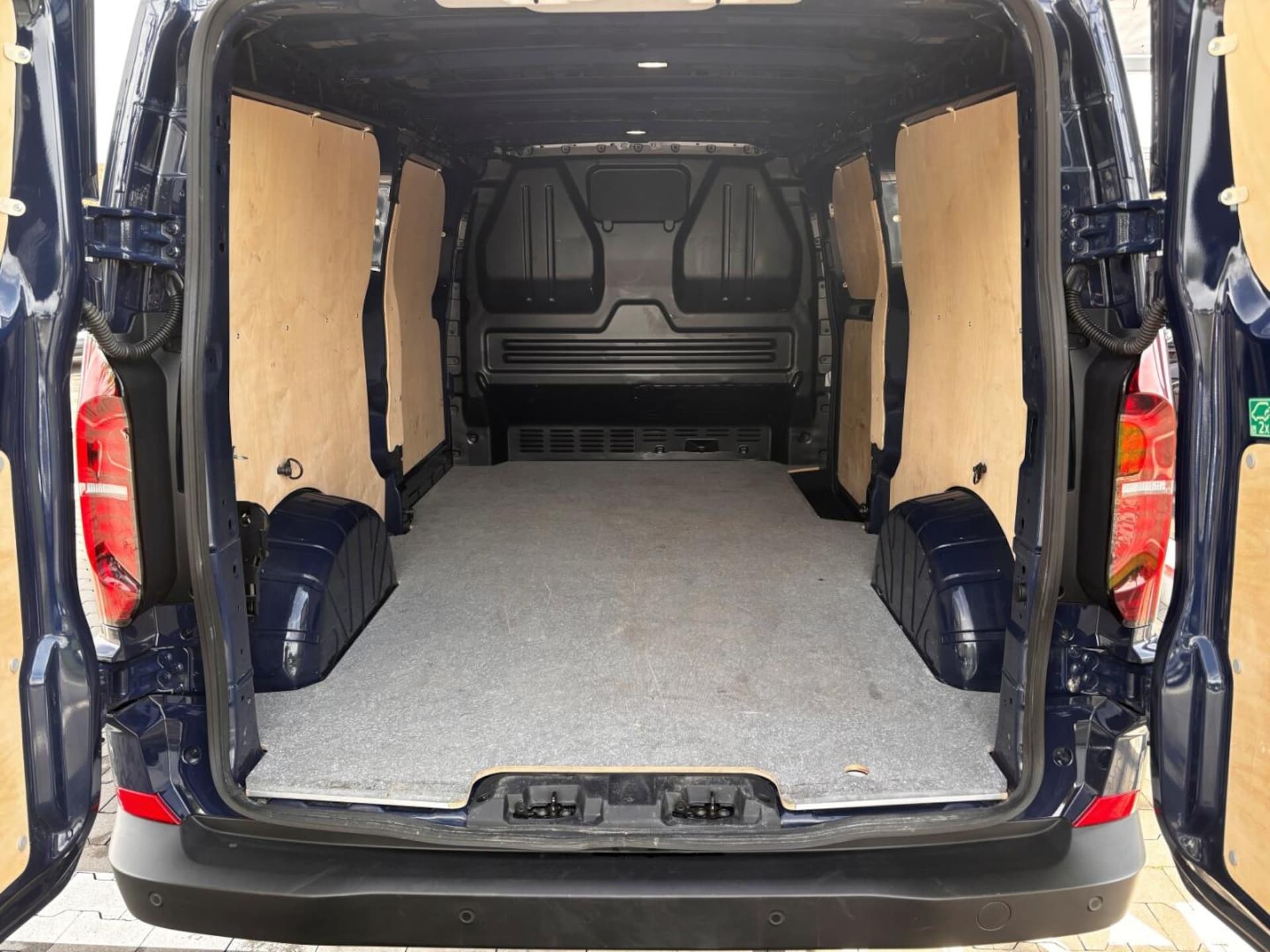 Volkswagen Transporter Furgon długi rozstaw osi