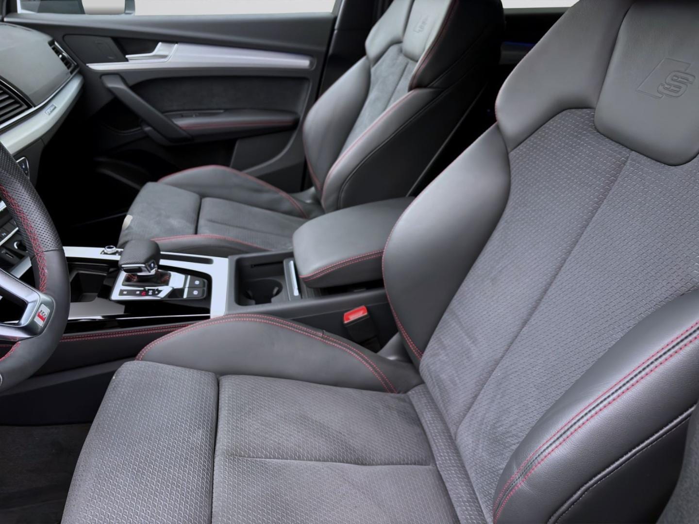 Bild über Audi Q5 Sportback TFSI e S line business 55 TFSI e quattro S tronic - für weitere Informationen kontaktieren Sie den Audi Partner