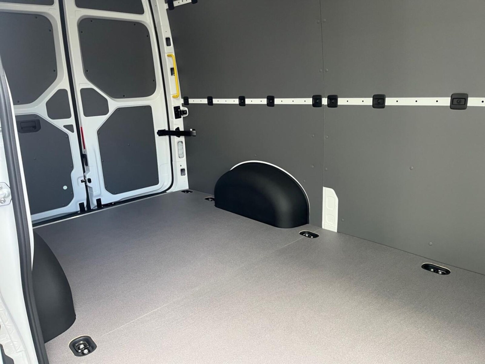 Volkswagen Crafter Kasten mittlerer Radstand – Bild 11