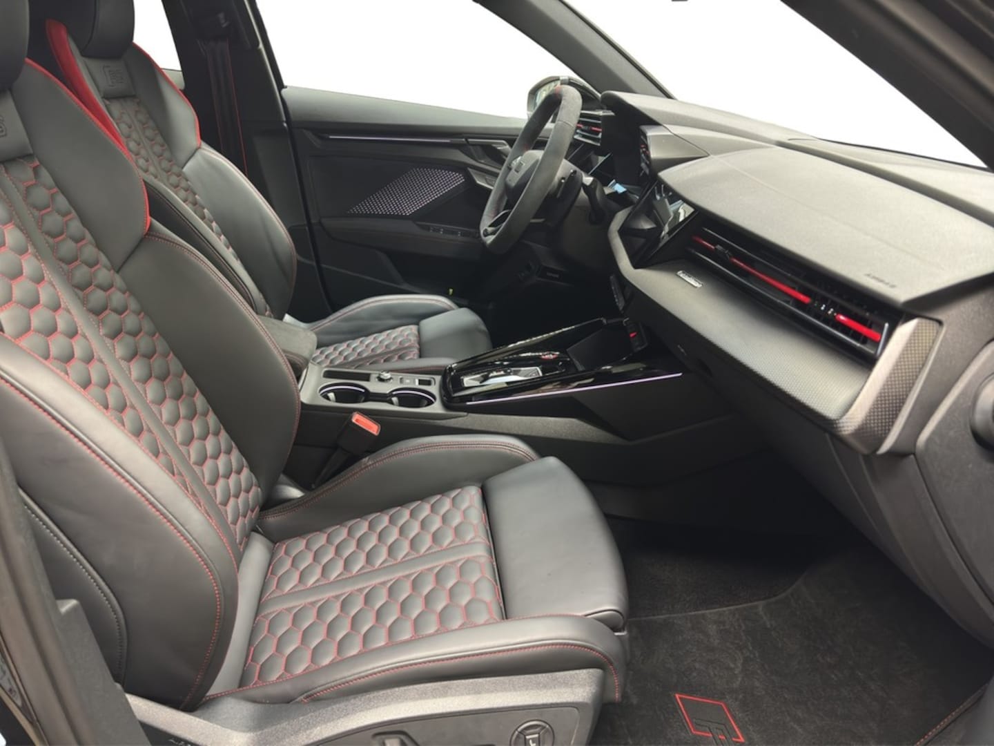 Bild über Audi RS 3 Limousine TFSI quattro S tronic - für weitere Informationen kontaktieren Sie den Audi Partner