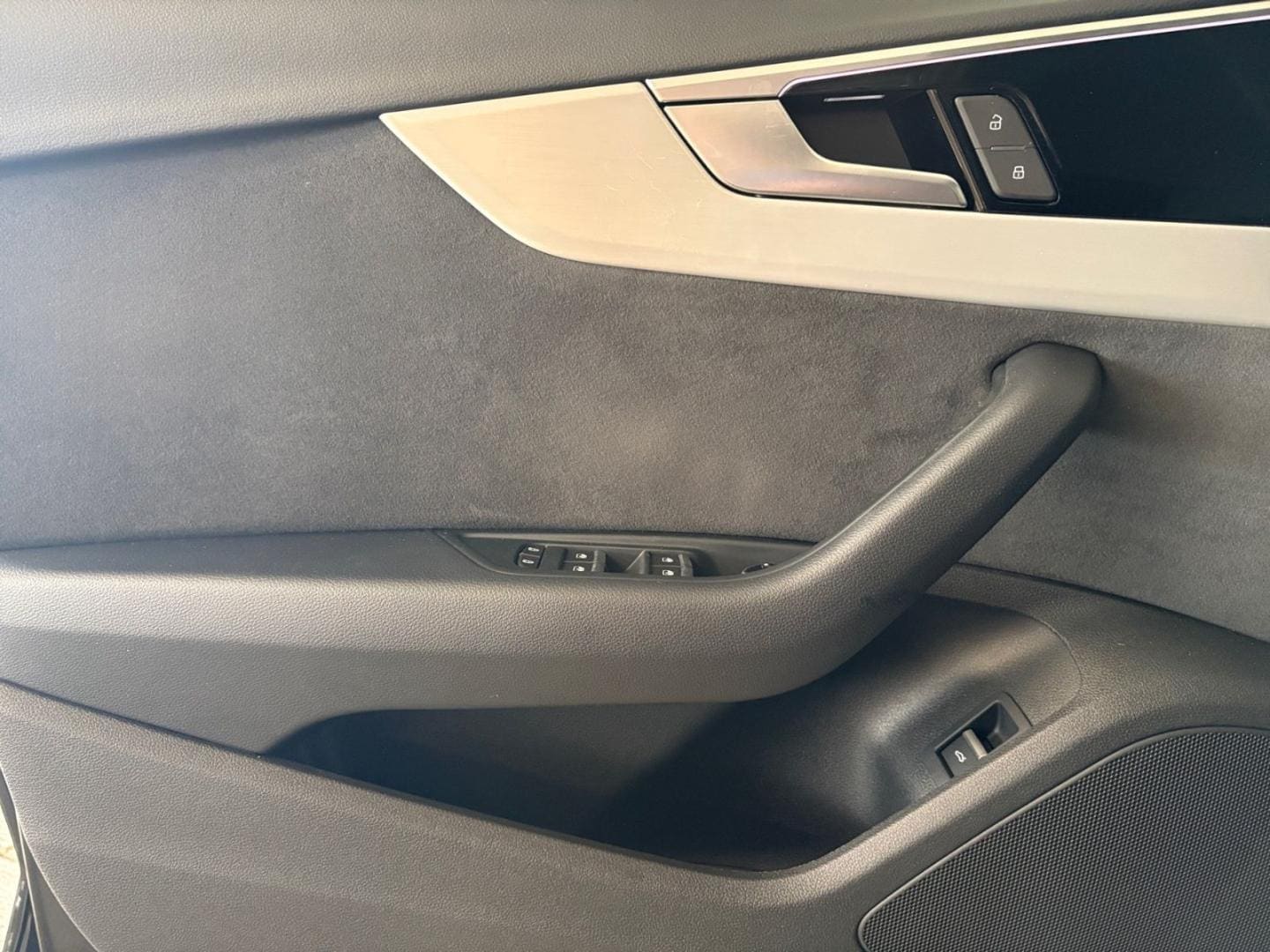 Bild über Audi A4 Avant S line 40 TFSI S tronic - für weitere Informationen kontaktieren Sie den Audi Partner