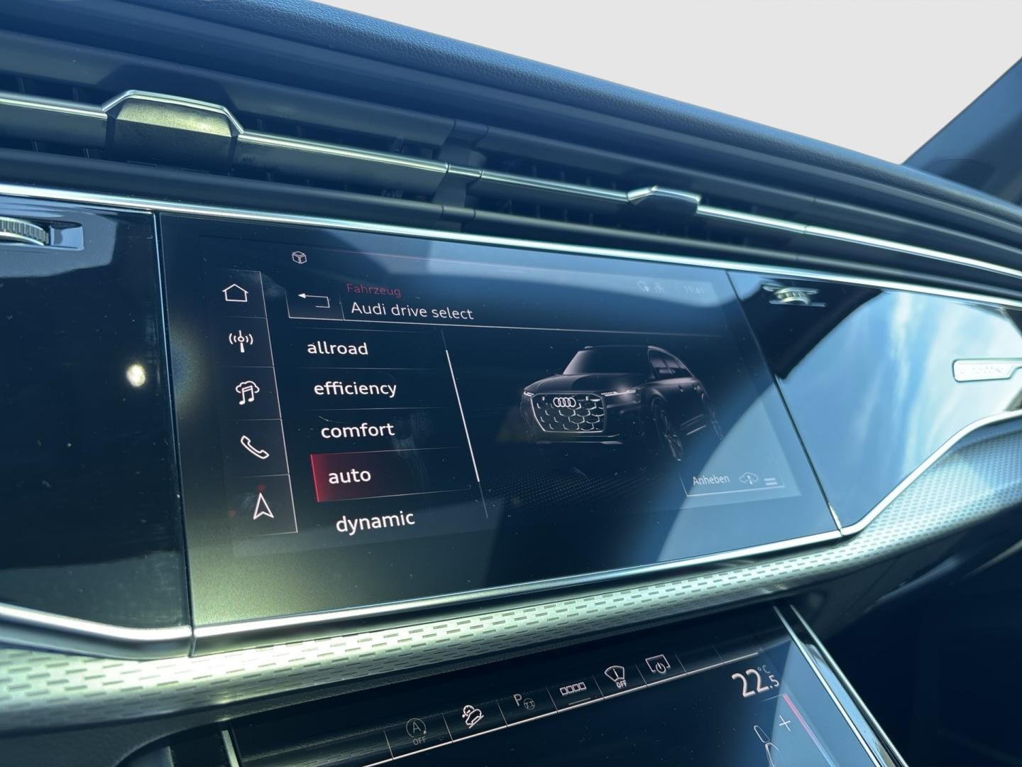 Bild über Audi SQ7 SUV TFSI quattro tiptronic - für weitere Informationen kontaktieren Sie den Audi Partner