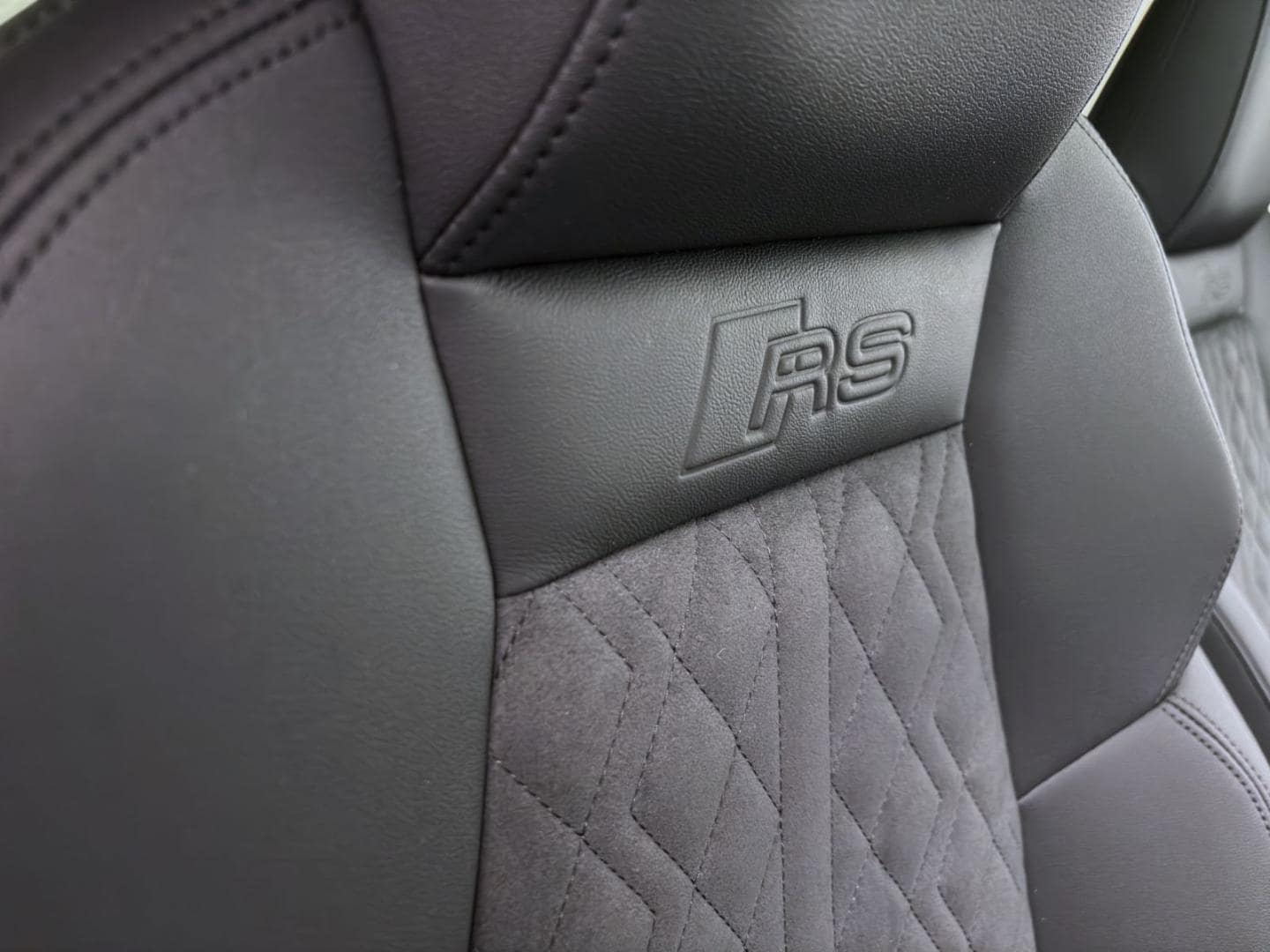 Bild über Audi RS 3 Sportback TFSI quattro S tronic - für weitere Informationen kontaktieren Sie den Audi Partner