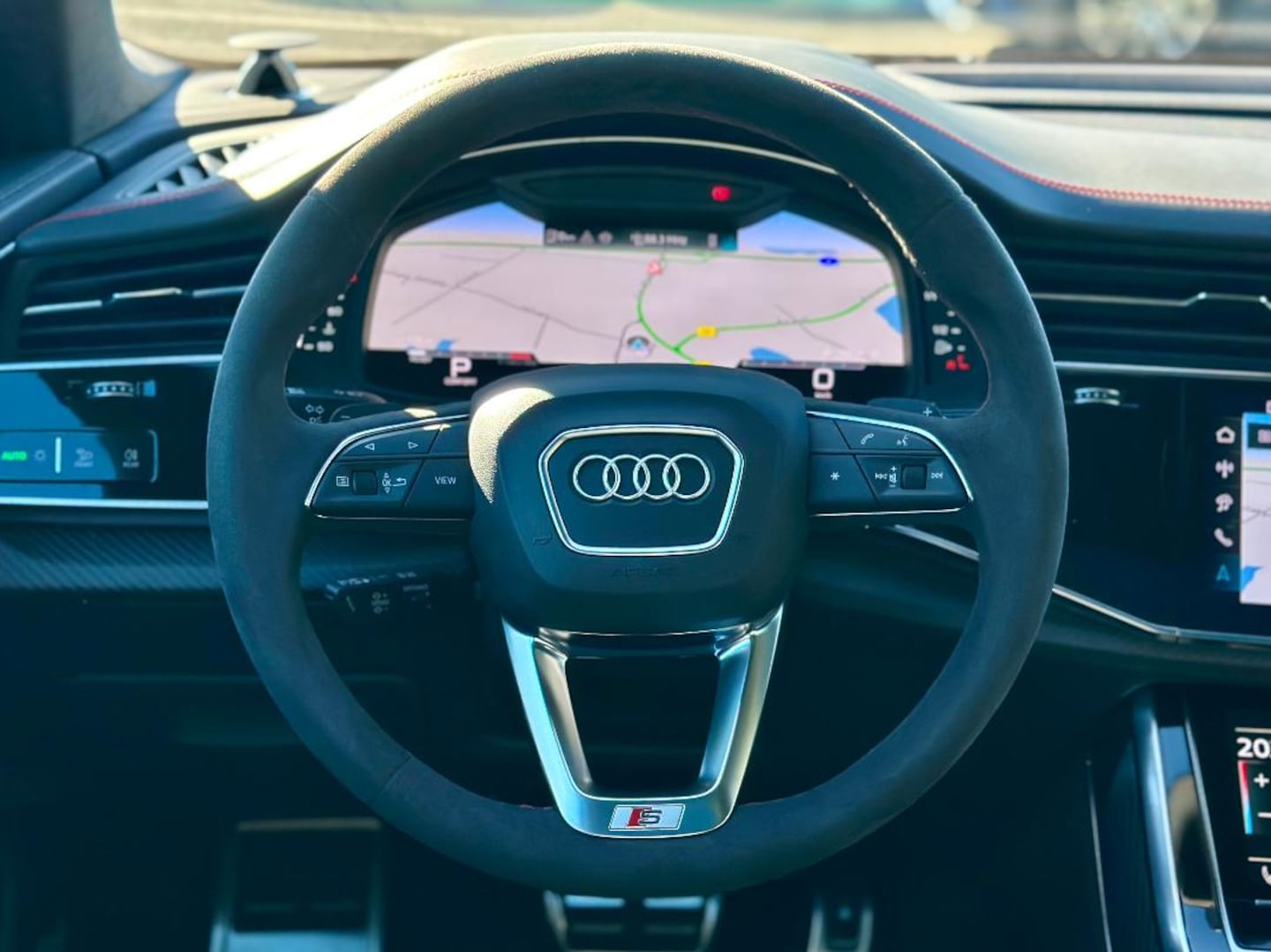 Bild über Audi SQ8 SUV TFSI quattro tiptronic - für weitere Informationen kontaktieren Sie den Audi Partner