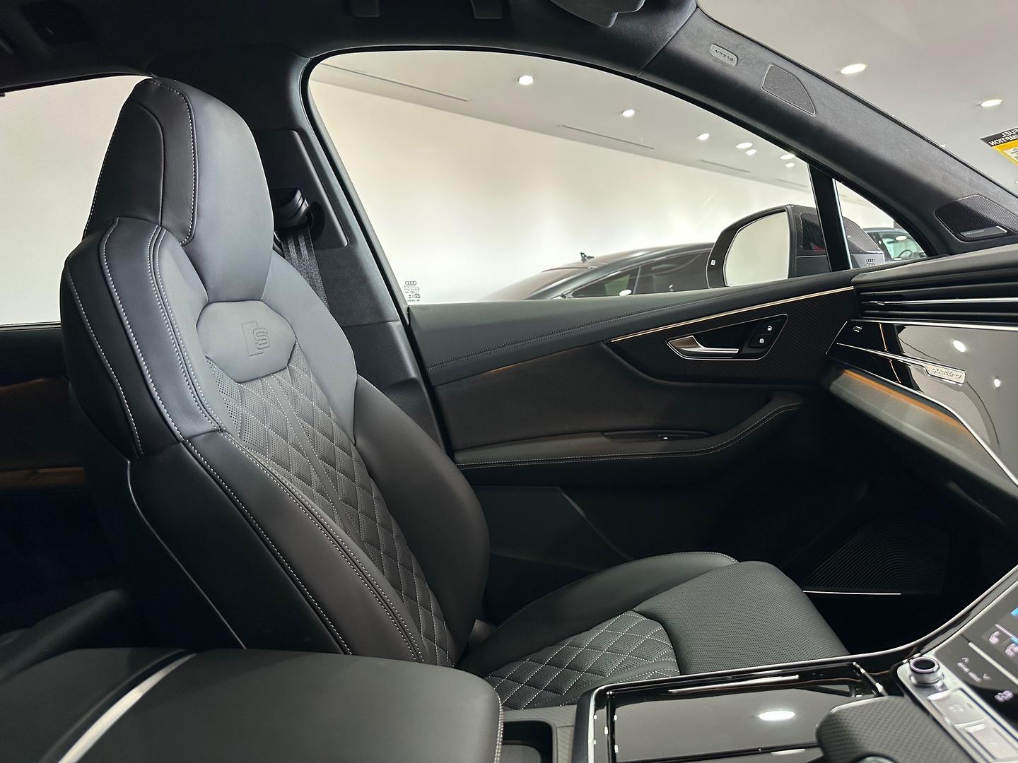 Image about Audi SQ7 SQ7 SUV TFSI 373 kW tiptronic