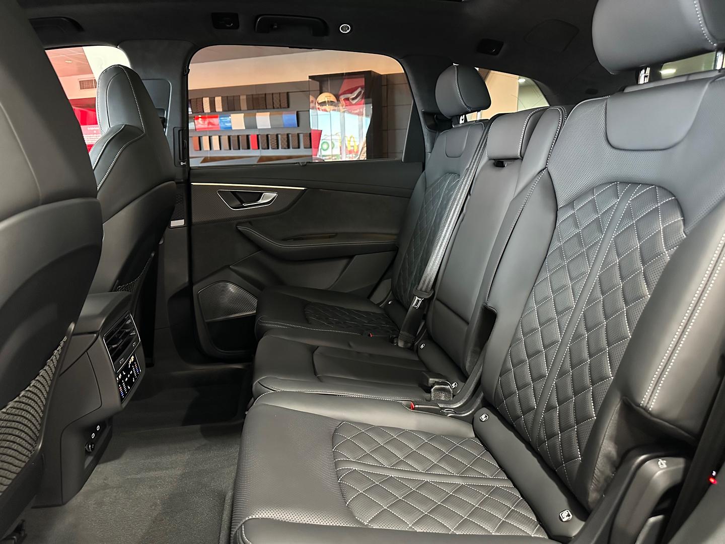 Image about Audi SQ7 SQ7 SUV TFSI 373 kW tiptronic