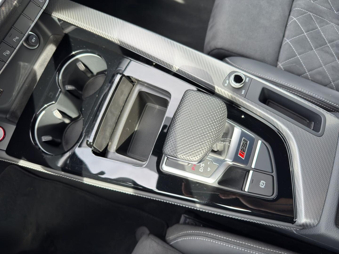 Bild über Audi RS 4 Avant TFSI quattro tiptronic - für weitere Informationen kontaktieren Sie den Audi Partner