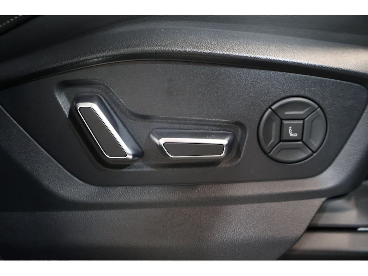 Bild über Audi Q8 SUV 50 TDI quattro tiptronic - für weitere Informationen kontaktieren Sie den Audi Partner