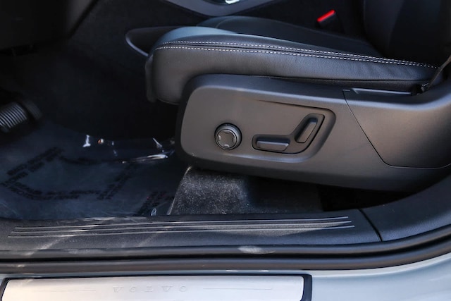 2025 Volvo XC40 Plus - Photo 22