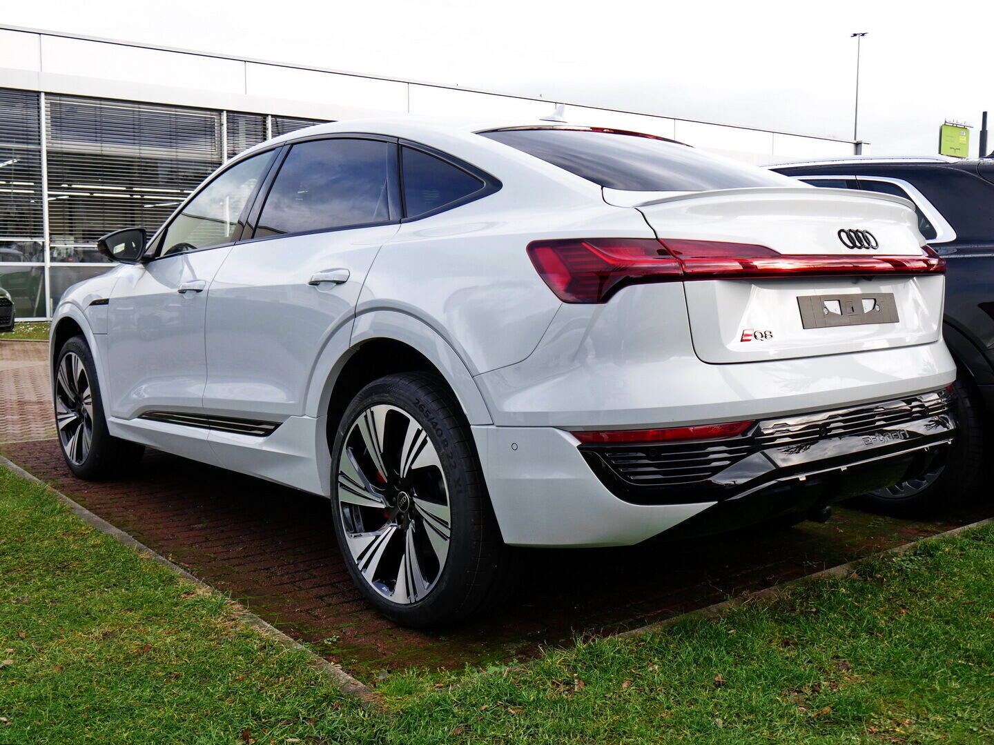 Image about Audi Q8 Sportback e-tron S line 55 e-tron quattro 300 kW