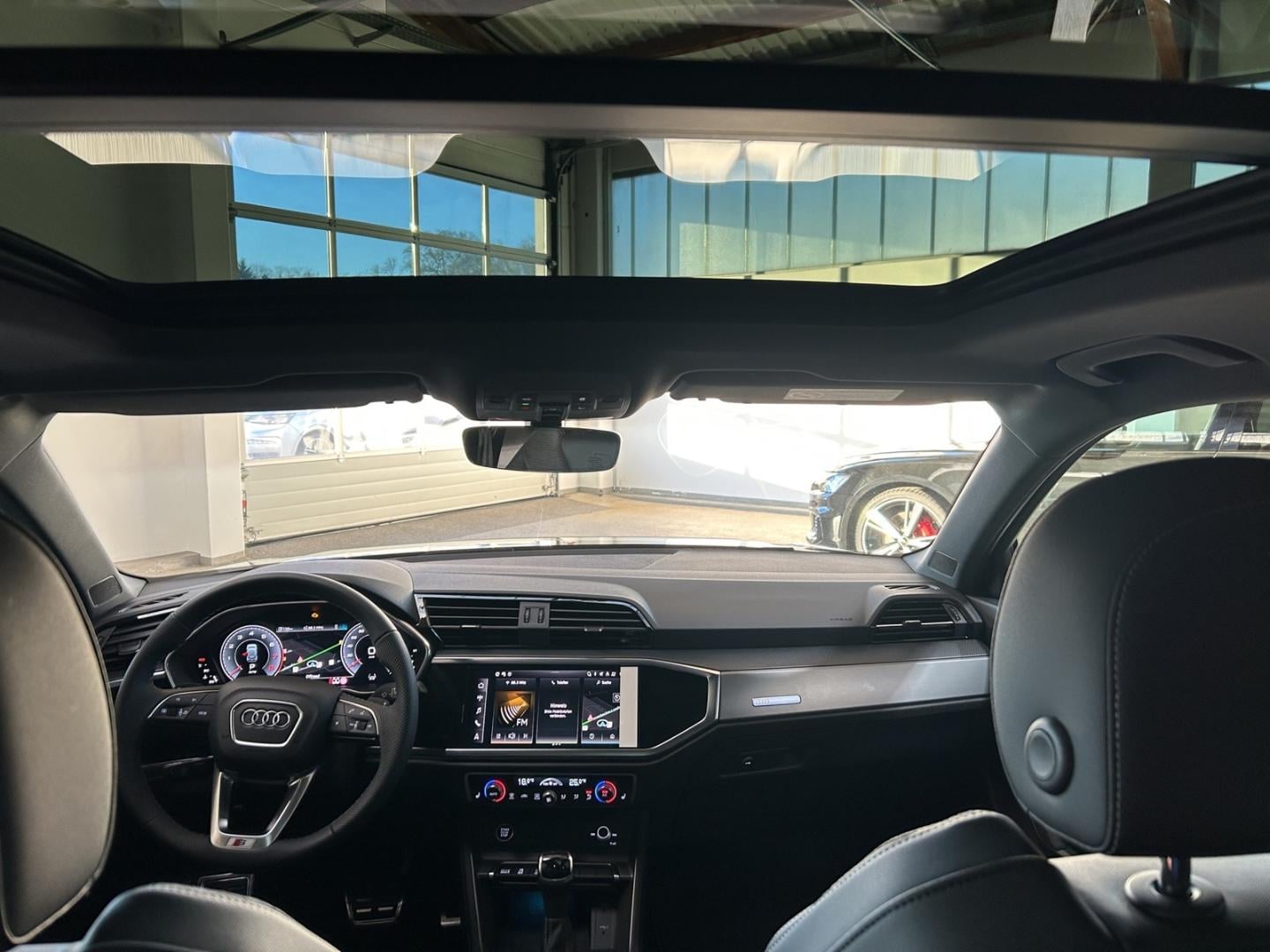 Bild über Audi Q3 S line 35 TFSI S tronic - für weitere Informationen kontaktieren Sie den Audi Partner