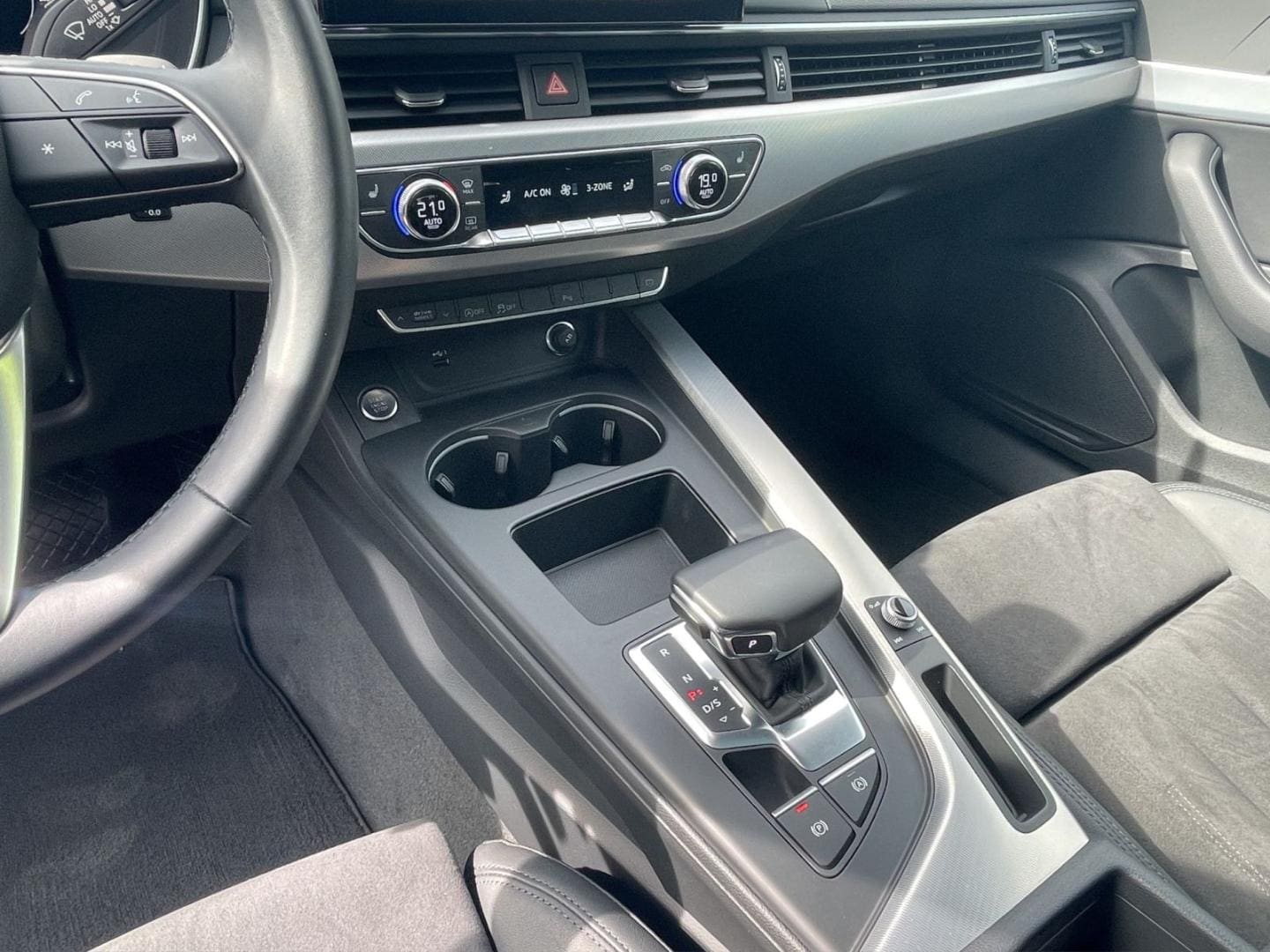 Bild über Audi A4 Avant S line 40 TFSI S tronic - für weitere Informationen kontaktieren Sie den Audi Partner
