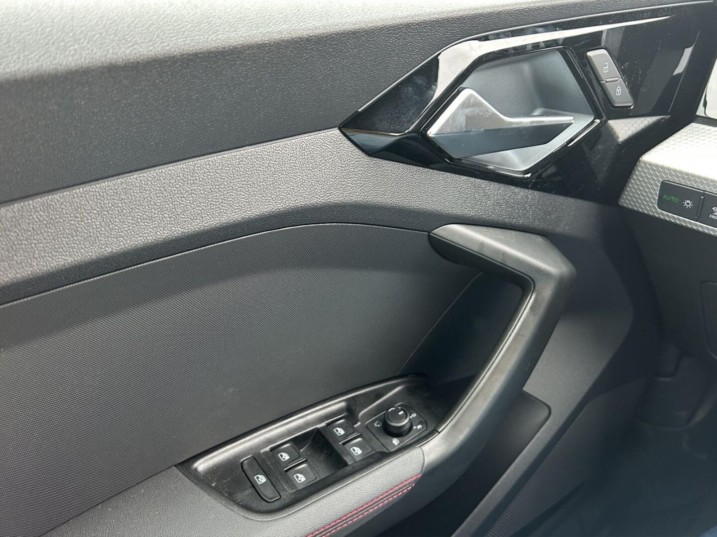 Bild über Audi A1 Sportback S line 30 TFSI S tronic - für weitere Informationen kontaktieren Sie den Audi Partner