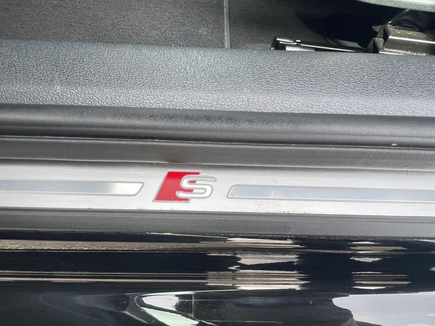 Bild über Audi A4 Avant S line 40 TFSI S tronic - für weitere Informationen kontaktieren Sie den Audi Partner