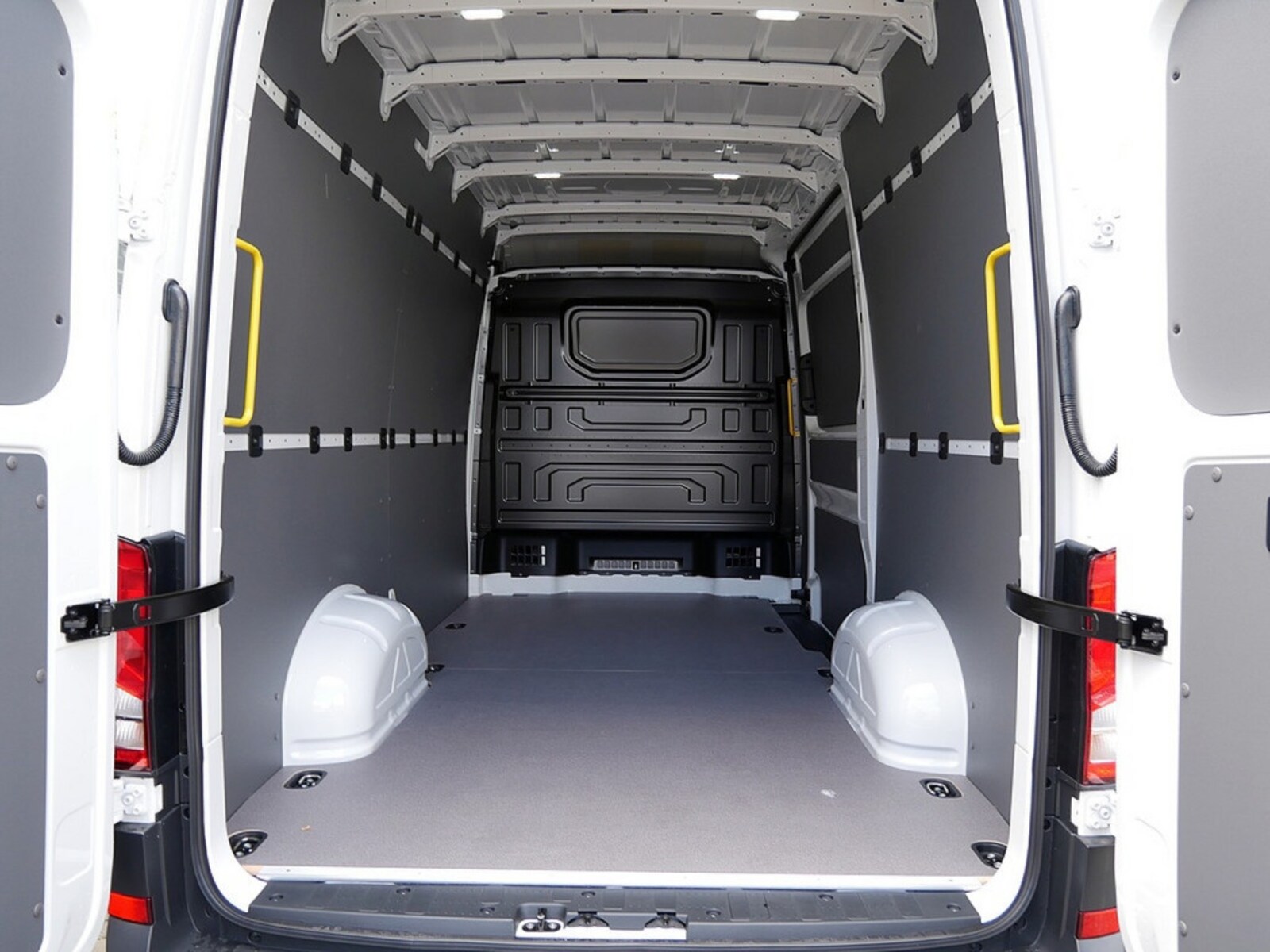 Volkswagen Crafter Kasten mittlerer Radstand – Bild 12