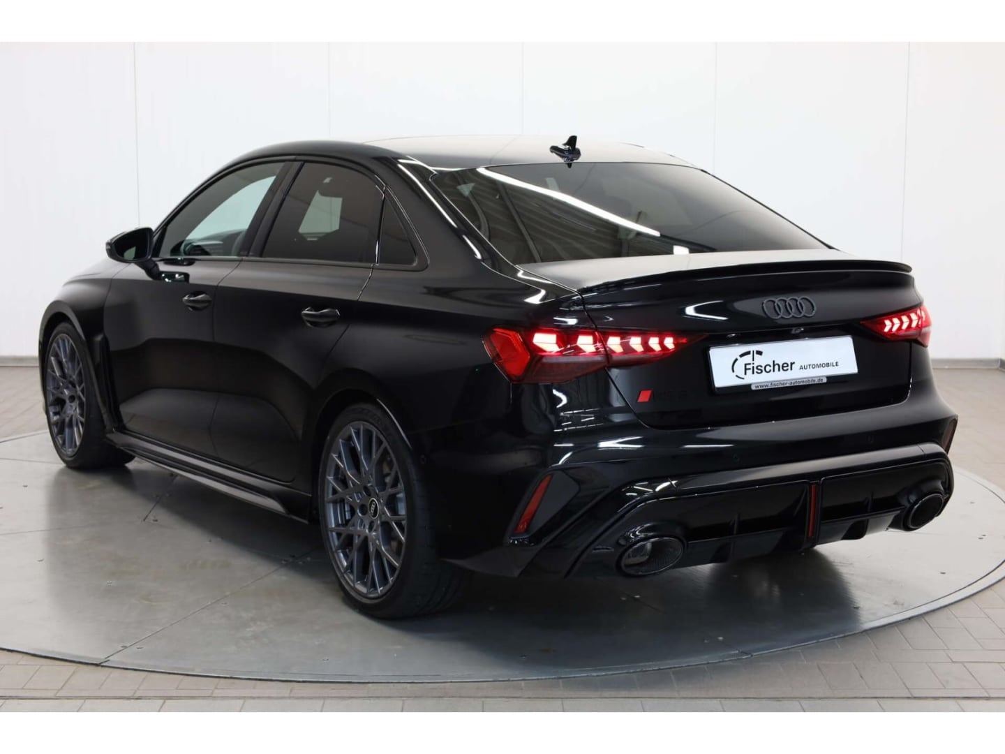 Bild über Audi RS 3 Limousine TFSI quattro 294 kW S tronic - für weitere Informationen kontaktieren Sie den Audi Partner